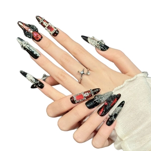 Gothic Handgemachte Press-on-Nägel mit roten Edelsteinen, Schädeln und Kreuzen im Sarg-Stil