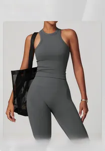 Détail du débardeur de yoga gris sans couture avec texture côtelée et dos nageur