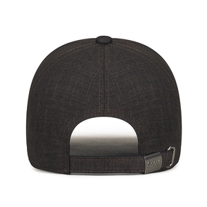 Vue arrière d'une casquette de baseball en tissu texturé avec boucle réglable en métal
