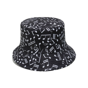 Détail d'un chapeau bob noir avec motifs de notes de musique blanches en sergé de coton