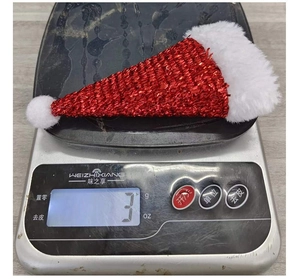 Dettaglio del mini portaposate a cappello di Babbo Natale in paillettes rosse da 3g