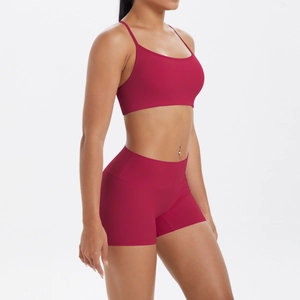 Gros plan d'un ensemble de sport rouge foncé sans couture avec short taille haute