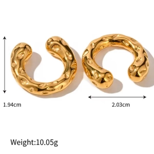 Hammered C-shaped 18K gold-plated stainless steel earrings with size and weight details