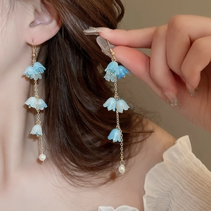 Élégantes boucles d'oreilles muguet en acrylique avec fleurs bleues et perles