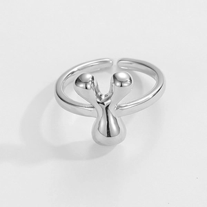 Detail eines silbernen verstellbaren Rings mit einzigartigem glatten Alien-Kopf Design
