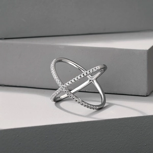 Vue détaillée d'une bague croisée en argent S925 ornée de zircons sur support gris