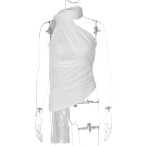 Détail du haut dos nu blanc à une épaule avec tissu plissé et détails de texture froncés