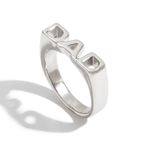 Macro-opname van gepolijste zilveren ring met hol DAD-ontwerp op een witte achtergrond