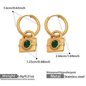 Détail de boucles d'oreilles cadenas dorées avec zircon vert et dimensions précises