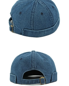 Dettagli del berretto docker in denim blu con fibbia in metallo e cuciture rifinite
