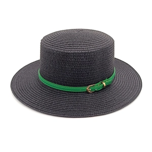 Détail d'un chapeau canotier gris foncé avec ruban en cuir vert et boucle dorée chic