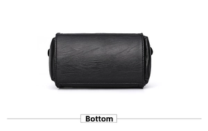 Detailansicht des Bodens einer schwarzen Boston-Tasche aus Leder mit feiner Narbung