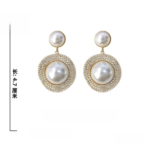 Detail shot of pearl earrings with dimensions 4.7x3cm and weight 12.6g on white background