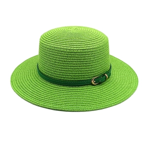 Chapeau de soleil plat en paille vert avec large bord et ruban en cuir élégant