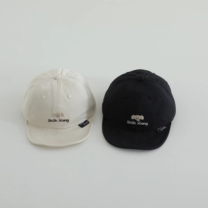 Détail de casquettes bébé en coton avec broderie éléphant mignonne et visière souple en crème