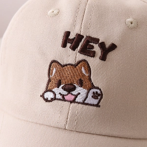 Ricamo dettagliato di un cane Shiba Inu e scritta HEY su un cappellino in cotone beige