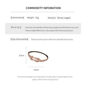 Vue détaillée du bracelet nœud torsadé plaqué or 18 carats avec oxydes de zirconium