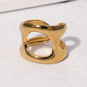 Bague large en acier inoxydable doré au design géométrique ajouré et minimaliste