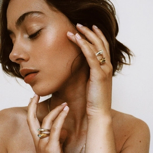 Anelli alla moda in acciaio inossidabile placcato oro 18k e resina indossati da una modella