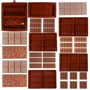 Vista de detalle de moldes de silicona alimentaria para chocolate y galletas