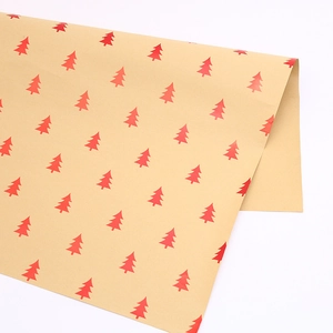 Gros plan sur du papier kraft de qualité avec sapins de Noël rouges pour cadeaux