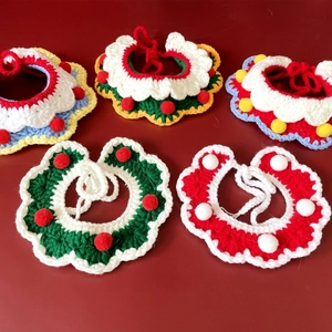 Sélection de cinq bandanas de Noël tricotés main pour animaux avec pompons décoratifs