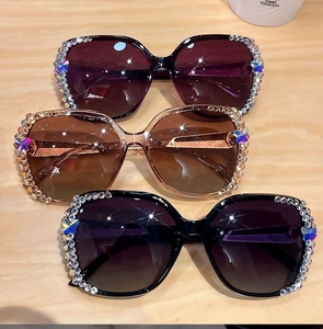 Détails des lunettes de soleil oversize avec strass et papillons en noir, marron et violet