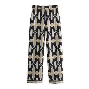 Detailansicht der Satin-Hose mit weitem Bein und Vintage-Geometriemuster in Schwarz-Beige