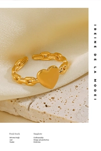 Detailansicht eines 18K vergoldeten Herzrings mit Kettenstruktur und mattem Finish