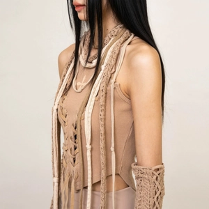 Gilet en maille côtelée style Cyber-y2k avec franges et manches en crochet beige