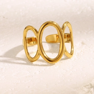 Vue détaillée de la bague triple ovale plaquée or 18 carats sur une surface en pierre