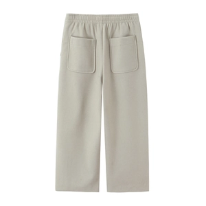 Détail du pantalon de jogging gris clair montrant la taille élastique et deux poches