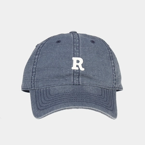 Detailaufnahme des weißen 3D-R-Logos auf einer gewaschenen Denim-Baseballkappe