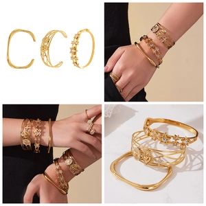 Détail d'un ensemble de trois bracelets plaqués or 18 carats avec étoile et breloques de luxe