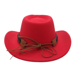 Dettaglio di cappello da cowboy rosso con fascia etnica e cordino in pelle