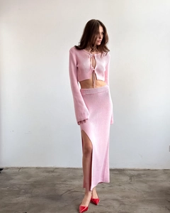 Ensemble en tricot rose avec crop top à lacets et jupe longue à fente latérale haute