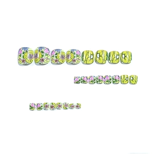 Glänzende gelbe quadratische Fußnägel zum Aufkleben mit zarten Blumen- und Blattdesigns