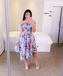 Florales schulterfreies Midikleid mit gesmoktem Oberteil und asymmetrischem Saum