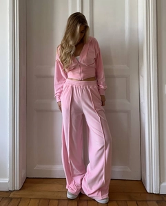 Détail de l'ensemble deux pièces en velours rose avec sweat à capuche court et pantalon large