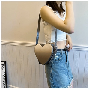 Détail du sac à bandoulière en forme de cœur en similicuir doré avec sangle réglable