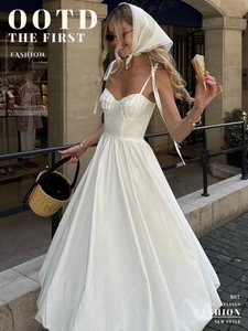 Détail de la robe rétro blanche avec bustier froncé et bretelles nouées ajustables
