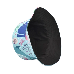 Dettaglio del cappello a secchiello reversibile con balene e stampa oceano su tela azzurra