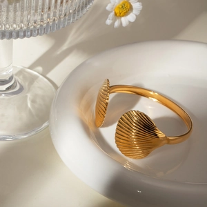 Retro 18k gold plated stainless steel open bangle with stylish double scallop shell design