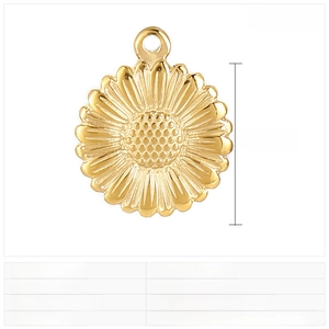 Vue macro du pendentif tournesol de 13mm en acier inoxydable avec dorure hydraulique