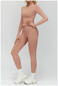 Détail d'un ensemble de sport sans couture mauve avec haut zippé et legging taille haute