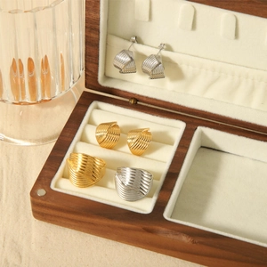 Minimalistisches Set aus vergoldeten und silbernen Ringen und Ohrringen in Holzbox