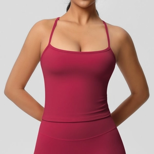 Dettaglio del set yoga rosa con spalline sottili e tessuto elastico ad asciugatura rapida