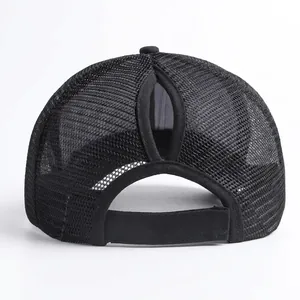 Cappellino da baseball nero in mesh con foro per coda di cavallo e cinturino regolabile