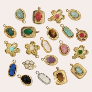 Pendentifs vintage français en acier inoxydable doré avec fleurs et pierres naturelles
