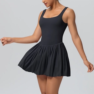 Gros plan sur une robe de tennis noire plissée avec tissu de sport à évacuation d'humidité